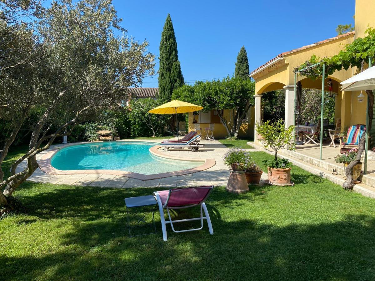 Studio Bord De Piscine Serignan-du-Comtat Bagian luar foto